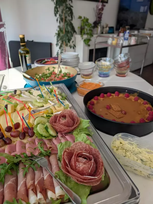 ​Gesundes Essen? Ist bei uns Teamsache! 🥐🥑🍎 ​Bei uns hat eine ausgewogene E ...