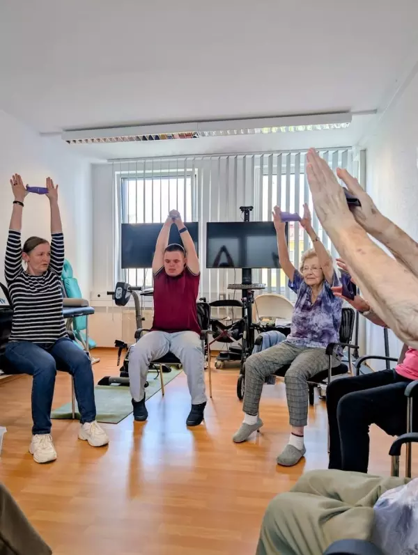 Heute stand wieder Yoga im Sitzen auf dem Plan ✨🧘‍♀️ Mit sanften Bewegungen ...